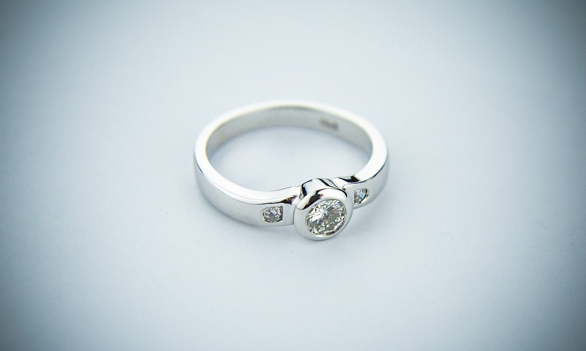 Jak dobrać idealny pierścionek zaręczynowy?