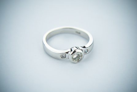 Jak dobrać idealny pierścionek zaręczynowy?