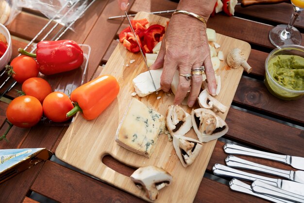 Jak wybrać idealne urządzenie do krojenia wędlin i serów dla Twojego lokalu gastronomicznego?