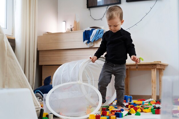 Jak efektywnie organizować przestrzeń zabaw z wykorzystaniem pojemników dla dzieci